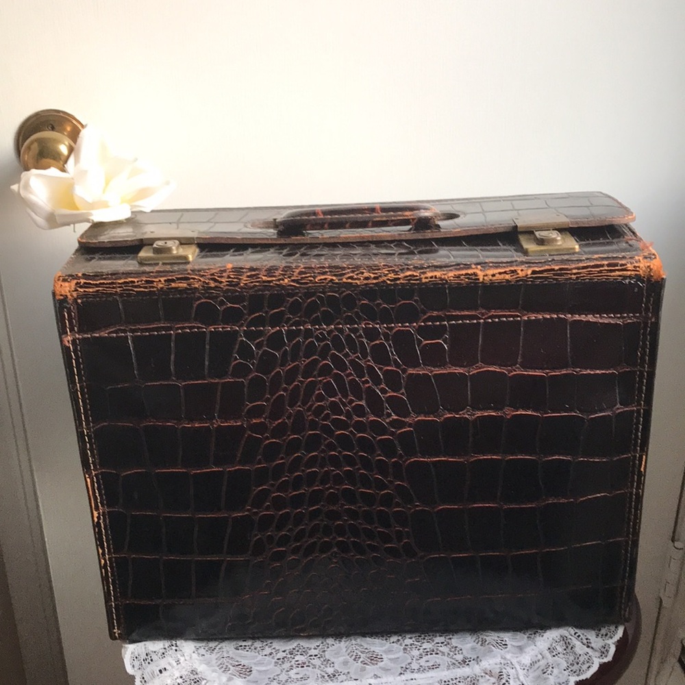 Vintage Knickerbocker Case Co. Leather Luggage 1940s-1950s Bag Suitcase With Key